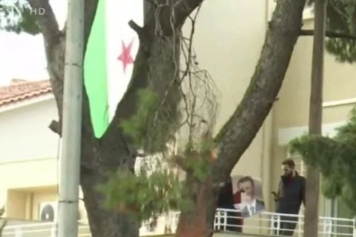 Κατάληψη της πρεσβείας της Συρίας στην Αθήνα – Ύψωσαν τη σημαία της επανάστασης