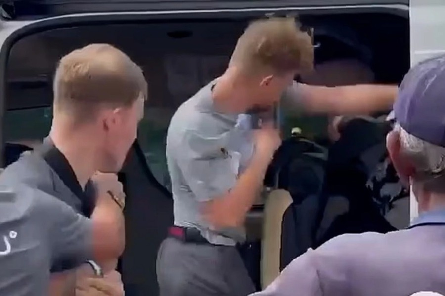 Καβγάς σε εκδρομή τουριστών στην Ταϊλάνδη: Βρετανός επιτέθηκε σε Αραβα με γροθιές επειδή έβαλε τα πόδια στο κεφάλι του - Δείτε το βίντεο