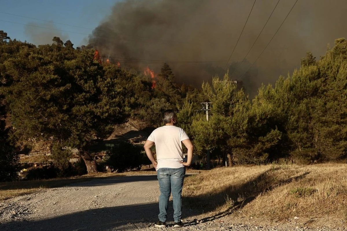 Ένας νεκρός κατά τη διάρκεια τη φωτιάς στη Σταμάτα – Εισέπνευσε καπνό και υπέστη ανακοπή