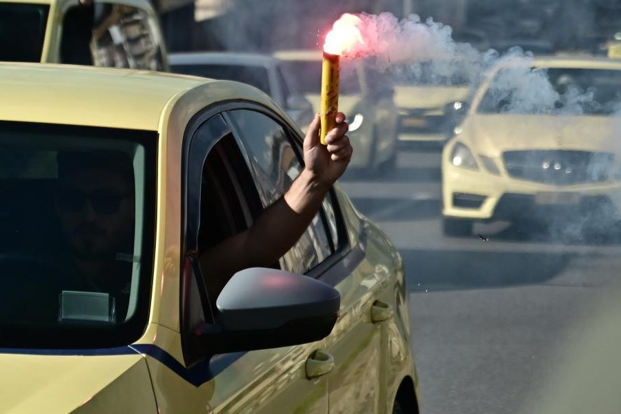 Απεργία Ταξί: Ο αυτοκινητιστές προαναγγέλλουν απεργία διαρκείας – Αντίσκηνα έξω από το υπουργείο Μεταφορών