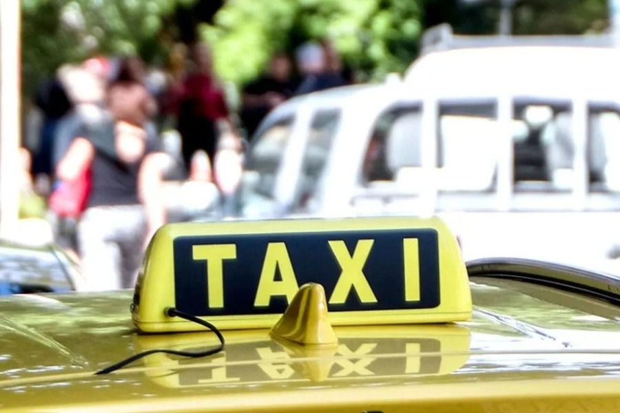 Ταξί καρφώθηκε σε κολώνα στην Πειραιώς: Νεκρός ο οδηγός, ελαφρά τραυματισμένη η επιβάτιδα - Οι συνθήκες κάτω από τις οποίες συνέβη το ατύχημα δεν έχουν γίνει γνωστές