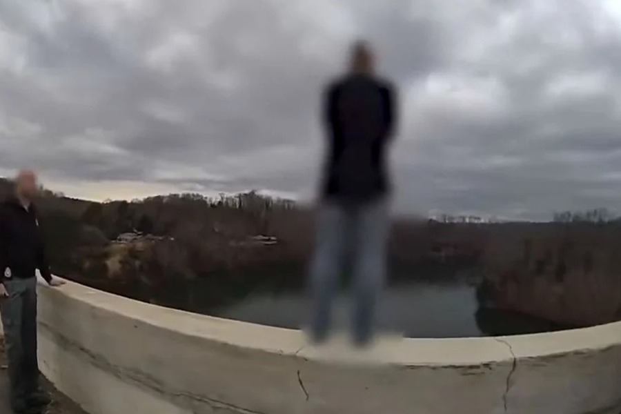 Συγκλονιστικό βίντεο: Η στιγμή που αστυνομικός σώζει γυναίκα πριν πηδήξει από γέφυρα και αυτοκτονήσει στο Τενεσί - Η γυναίκα ήταν έτοιμη να πηδήξει από τη γέφυρα του ποταμού Holston, όταν ένας αστυνομικός παρενέβη και την απομάκρυνε με ασφάλεια