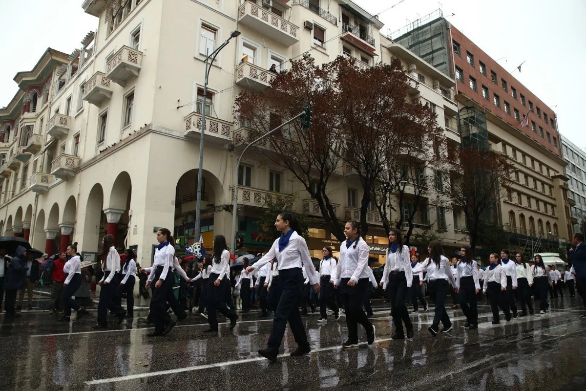 Με βροχή η μαθητική παρέλαση στη Θεσσαλονίκη