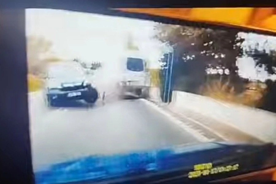 Συγκλονιστικό βίντεο με τη στιγμή που γίνεται καραμπόλα πέντε οχημάτων στη Θεσσαλονίκη - Η σύγκρουση ήταν σφοδρή, με αποτέλεσμα ένα εκ των οχημάτων να ανατραπεί