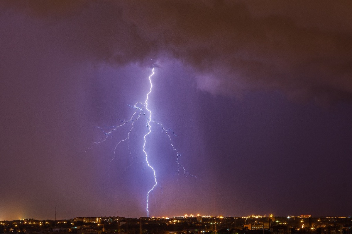 Καιρός: «Η χώρα θα σπάσει στα δύο, προσοχή στους κεραυνούς», λέει ο Μαρουσάκης – Πότε υποχωρεί ο καύσωνας