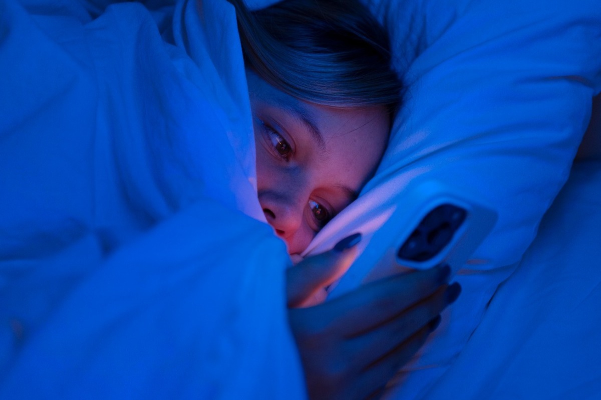 Αν ξενυχτάς, πρόσεχε! Αυτή η συνήθεια σε οδηγεί σε έναν ύπουλο εθισμό