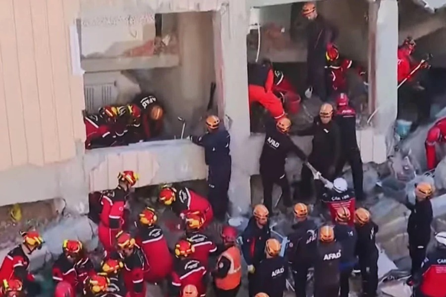 Κατέρρευσε επταώροφο κτίριο κοντά στην Κωνσταντινούπολη - Αγωνία για οικογένεια με τρία παιδιά που εγκλωβίστηκε στα συντρίμμια