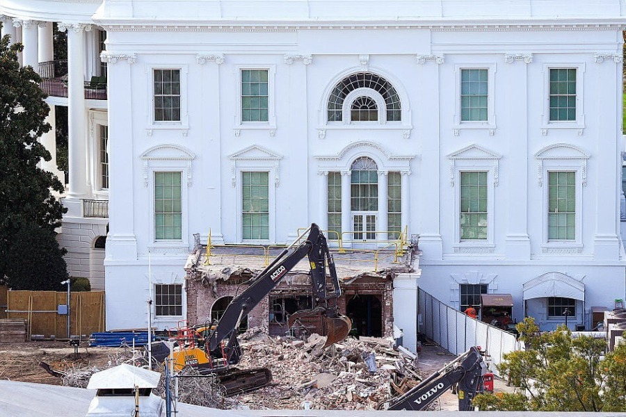 Η «λίστα των φίλων»: Ποιοι χρηματοδοτούν την πολυτελή αίθουσα του Τραμπ στον Λευκό Οίκο - Kρυπτο-δισεκατομμυριούχοι, τεχνολογικοί κολοσσοί και ενεργειακές εταιρείες συγκέντρωσαν 300 εκατ. δολάρια για τη νέα αίθουσα χορού του Λευκού Οίκου