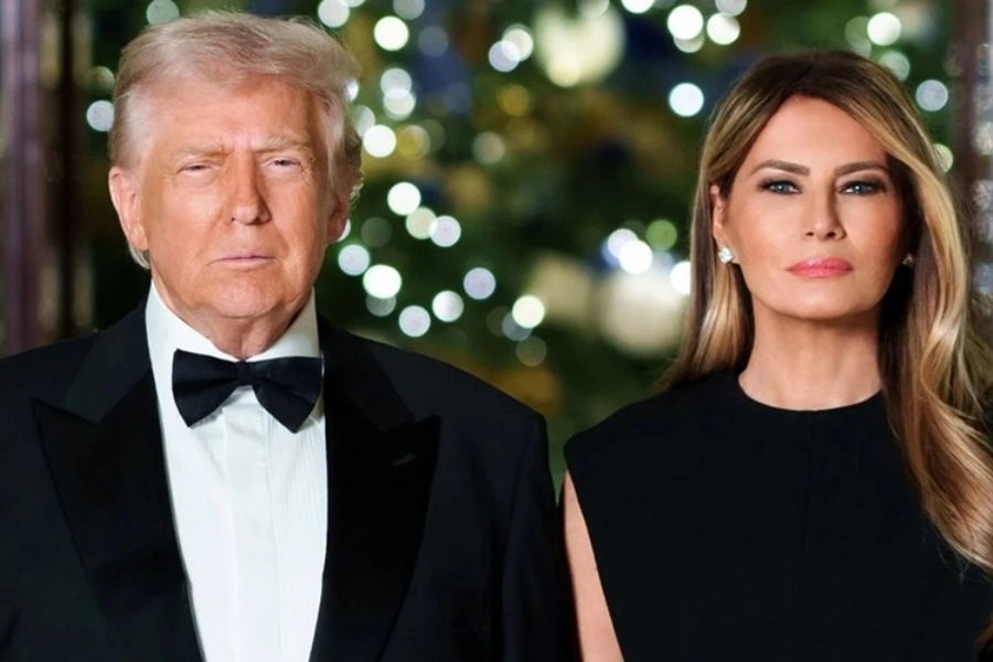 «Μοιάζουν σαν να πηγαίνουν σε κηδεία»: Χαμός με τη χριστουγεννιάτικη φωτογραφία του Τραμπ με τη Μελάνια