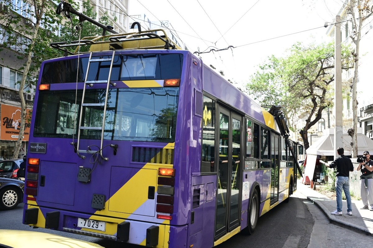 Αγρια επίθεση σε οδηγό τρόλεϊ στον Πειραιά ‑ Αγνωστοι τον ξυλοκόπησαν μέρα‑μεσημέρι