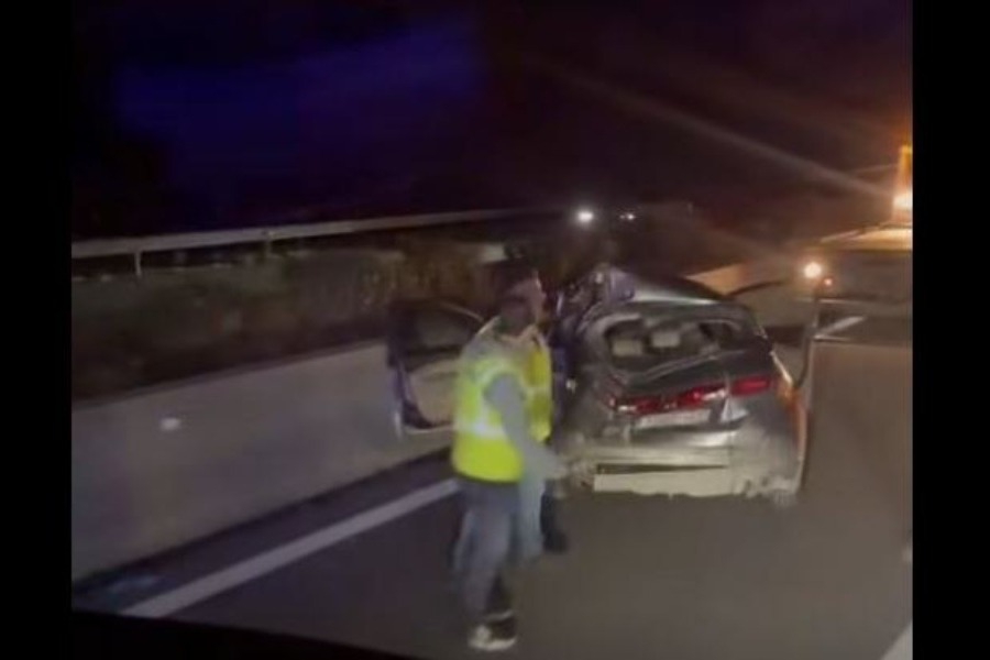 Σοβαρό τροχαίο στην εθνική οδό – Νταλίκα παρέσυρε ΙΧ που είχε σταματήσει στη ΛΕΑ – Απεγκλωβίστηκε ο οδηγός
