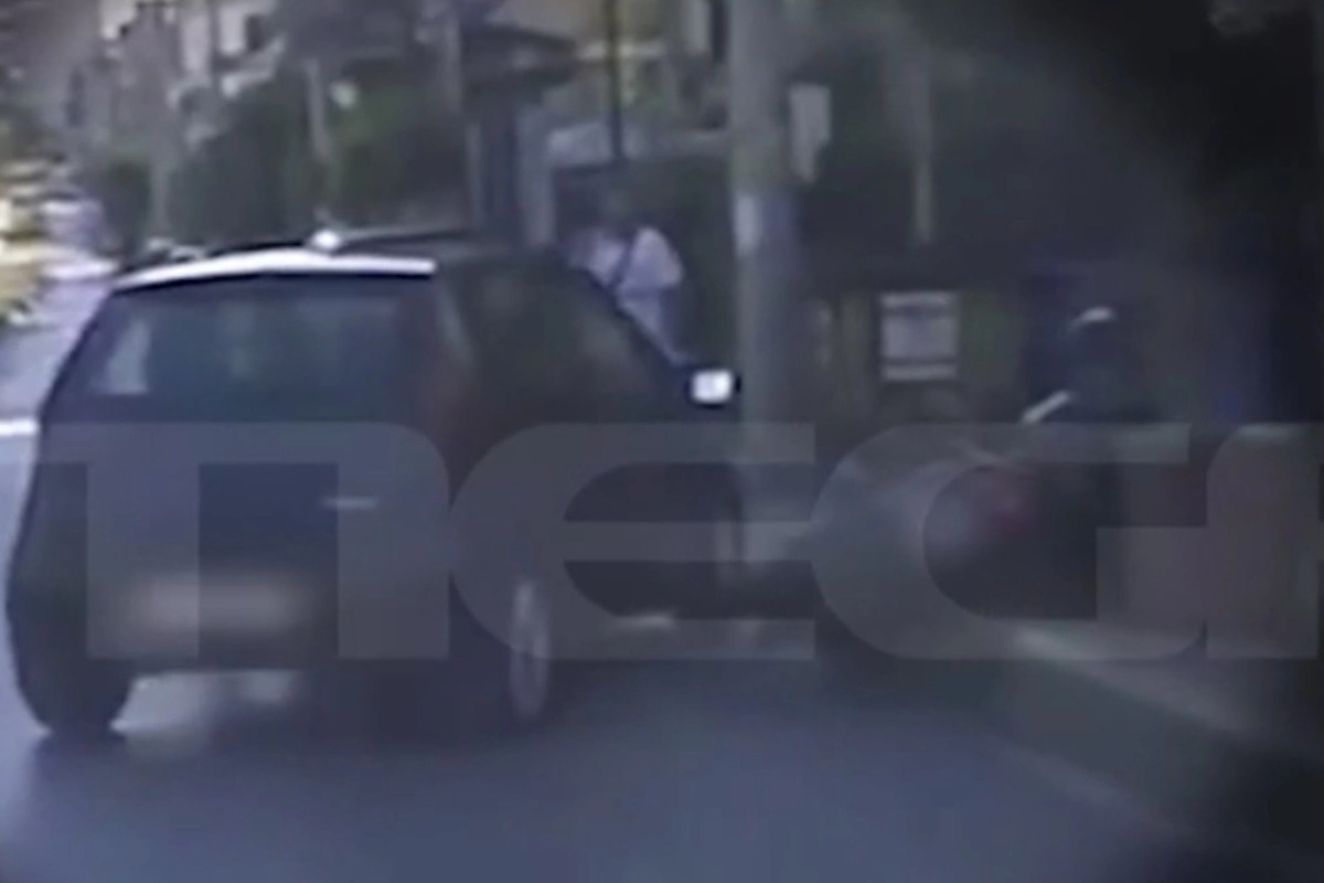 Παλαιό Φάληρο: Δείτε βίντεο από τη στιγμή που ΙΧ στρίβει πάνω σε μοτοσικλετιστή - Η οδηγός ενός ΙΧ στρίβει δεξιά, με αποτέλεσμα να τον εγκλωβίσει και τελικά να τον ρίξει στο οδόστρωμα.