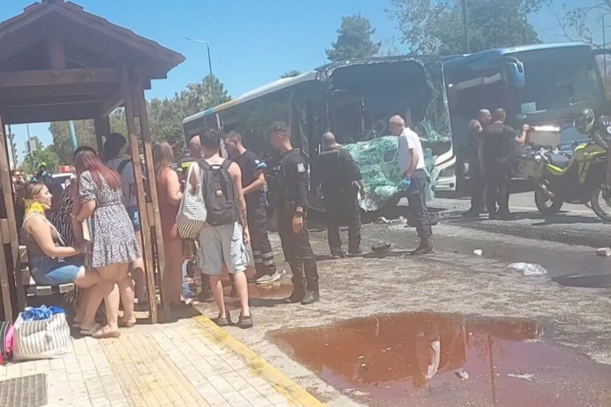 Συγκρούστηκαν λεωφορεία στη Βούλα: Τουλάχιστον 32 τραυματίες, ανάμεσά τους 12 ανήλικοι