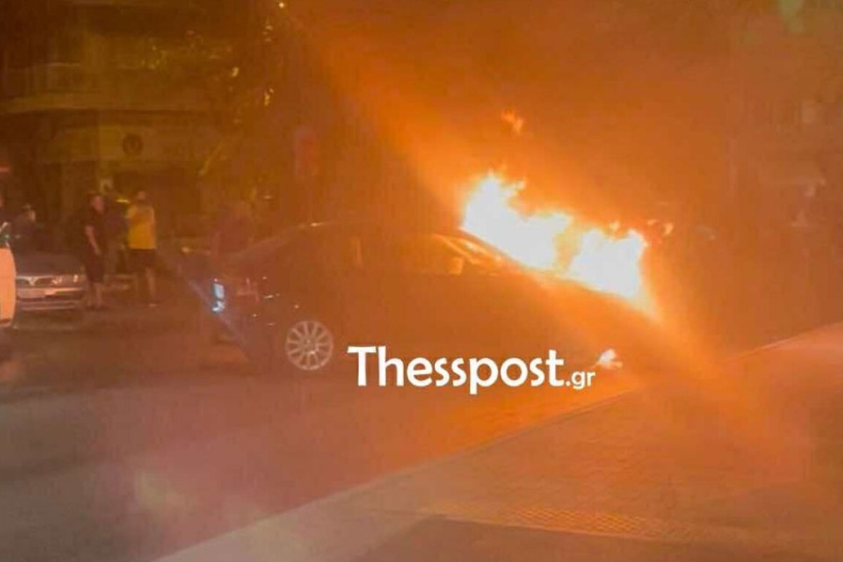 Αυτοκίνητο «καρφώθηκε» σε βιτρίνα μαγαζιού στη Θεσσαλονίκη