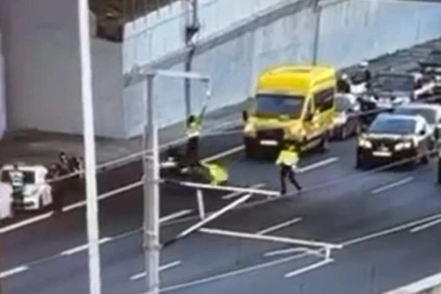 Οδηγός μοτοσικλέτας παρέσυρε τροχονόμο στην Αττική Οδό για να αποφύγει έλεγχο