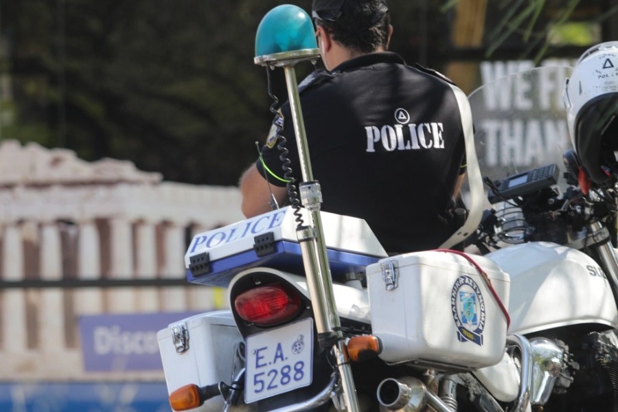 Τσαντάκιας πήγε να κλέψει άνδρα στην Ακρόπολη και κατέληξε στο νοσοκομείο με βαριές κακώσεις - Ανδρας επιχείρησε να αρπάξει την τσάντα ενός περαστικού, ωστόσο εκείνος αντέδρασε και τον χτύπησε με αποτέλεσμα να τον τραυματίσει σοβαρά