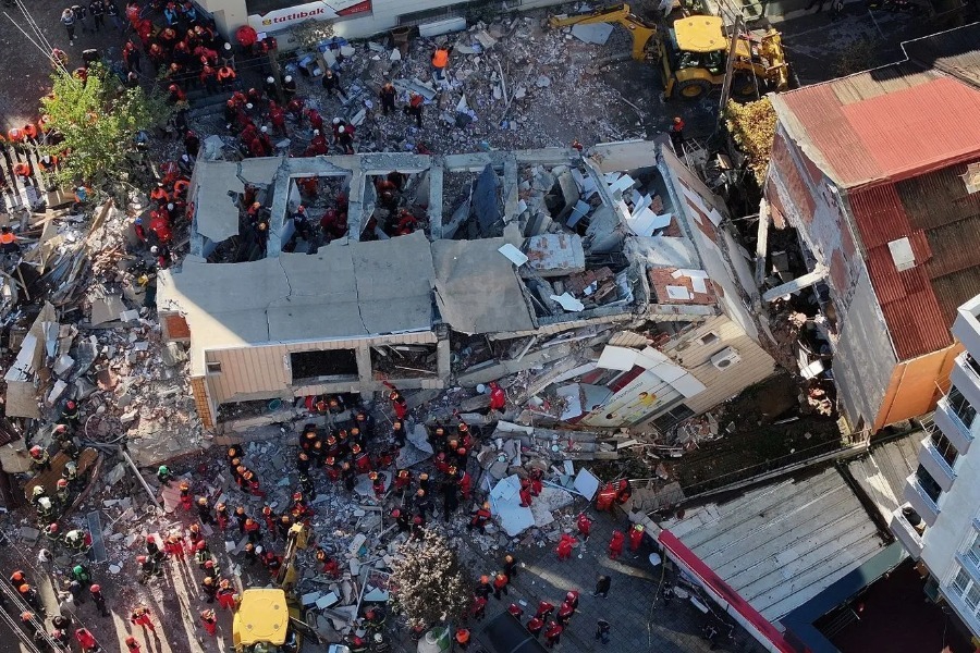 Τραγωδία στην Κωνσταντινούπολη: Δύο αδελφάκια ανασύρθηκαν νεκρά από τα συντρίμμια επταώροφου κτιρίου που κατέρρευσε - Η μητέρα βγήκε ζωντανή από τα συντρίμμια - Συνεχίζονται οι έρευνες από τους διασώστες για τα υπόλοιπα μέλη της οικογένειας που βρίσκονται στα ερείπια