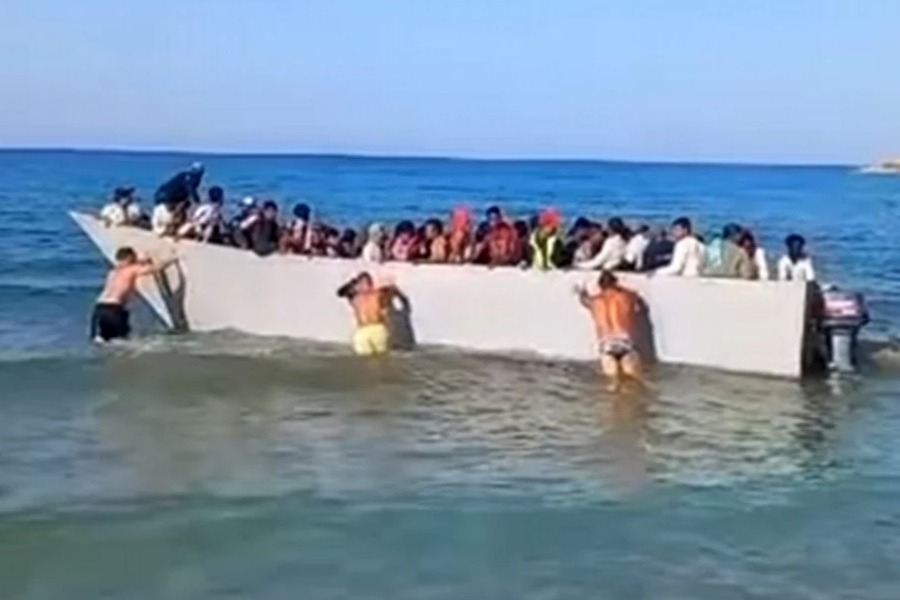 Τι συνέβη τελικά με τη βάρκα γεμάτη μετανάστες που έφτασε στην παραλία Σαρακήνικο στη Γαύδο - Η μαρτυρία λουόμενου που ήταν εκεί
