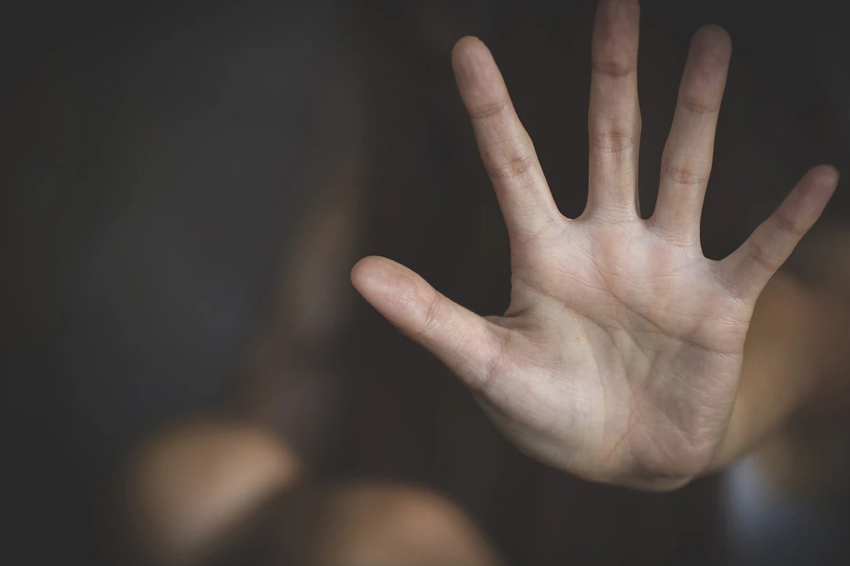 Σοβαρό επεισόδιο ενδοοικογενειακής βίας στην Εύβοια: Ανδρας «γνώριμος» των Αρχών ξυλοκόπησε άγρια τη σύζυγό του - Οι αστυνομικοί συνέλαβαν τον 45χρονο, ενώ το θύμα προχώρησε στην υποβολή μήνυσης εναντίον του