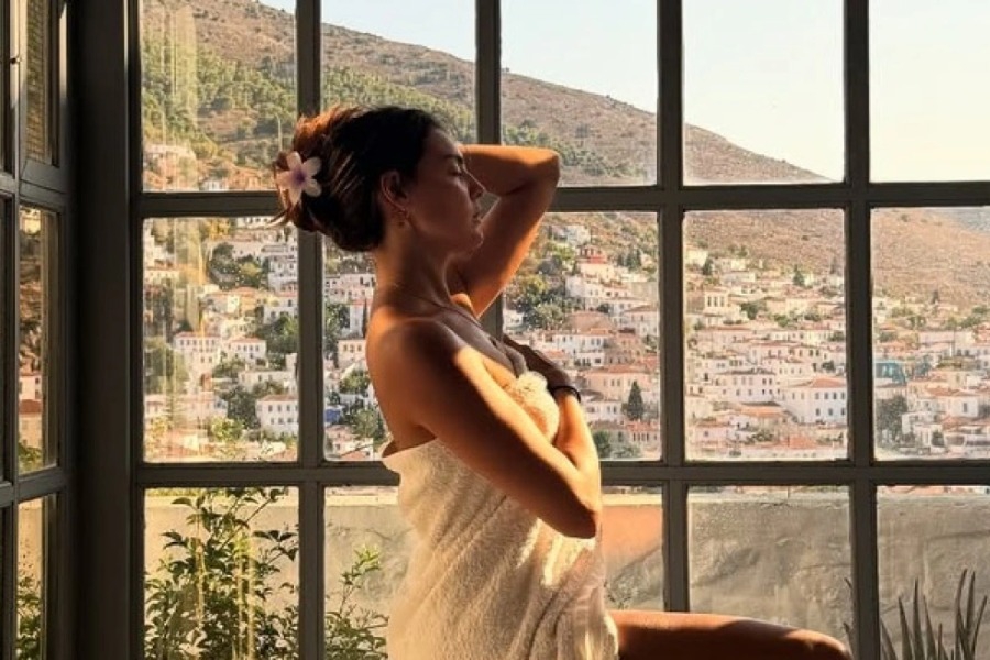 Η Βρισηίδα Ανδριώτου φωτογραφήθηκε καλυμμένη μόνο με μια πετσέτα