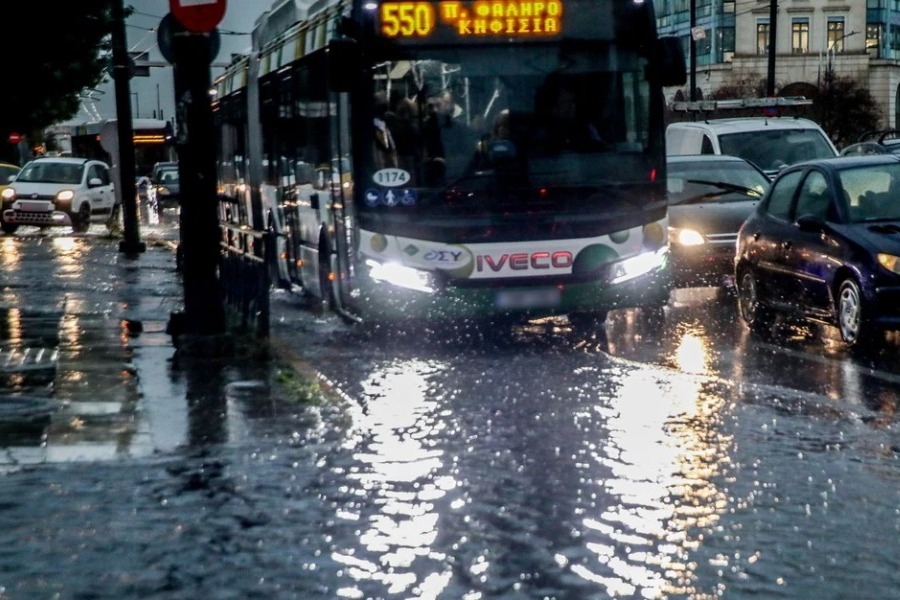 Γιατί η Αθήνα «πλημμύρισε» με 40 χιλιοστά βροχής - Η ανάρτηση Κολυδά για το διπλό πέρασμα των καταιγίδων στην Αττική