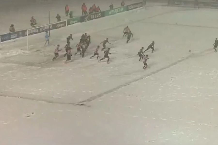 Ένα από τα πιο τρελά γκολ μπήκε στον Καναδά εν μέσω... χιονοθύελλας