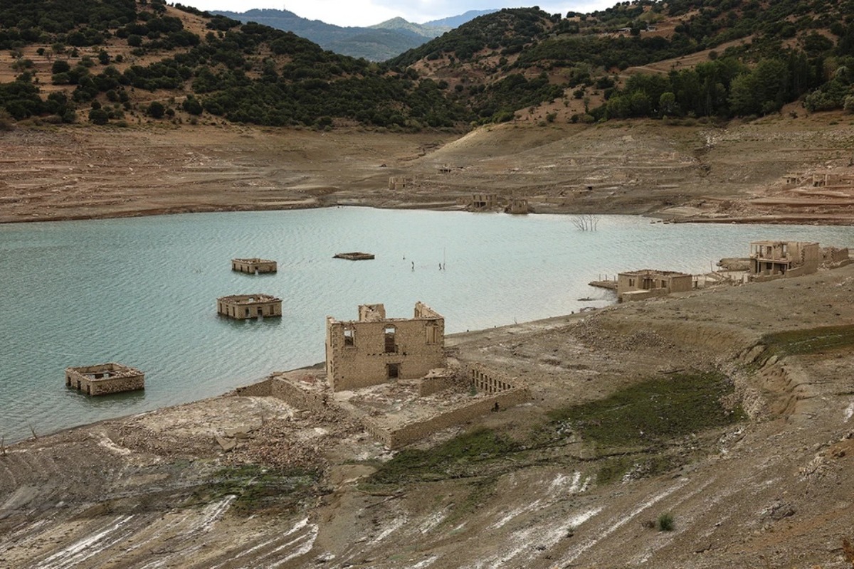 Το βυθισμένο χωριό Κάλλιο αναδύθηκε από τα νερά της λίμνης του Μόρνου εξαιτίας της παρατεταμένης λειψυδρίας - Δείτε φωτογραφίες