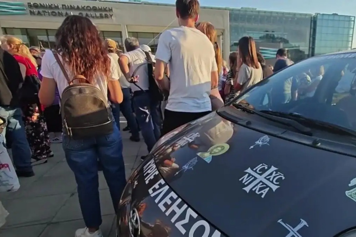 «Έξω τα εκτρώματα από την Πινακοθήκη»: Νέα συγκέντρωση μετά από κάλεσμα του πρώην βουλευτή Νικόλαου Παπαδόπουλου - Οι συγκεντρωμένοι διαμαρτύρονται για την επιστροφή των έργων που είχαν βανδαλιστεί αλλά στοχοποίησαν και τους ΛΟΑΤΚΙ, τα εμβόλια, και τους μετανάστες