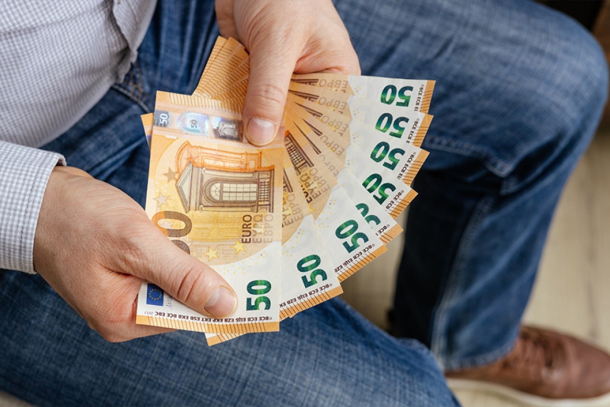 Βγήκε στο δρόμο και άρχισε να πετάει 50ευρα ηλικιωμένος στο Αργος Ορεστικό - Οι περαστικοί ειδοποίησαν την αστυνομία