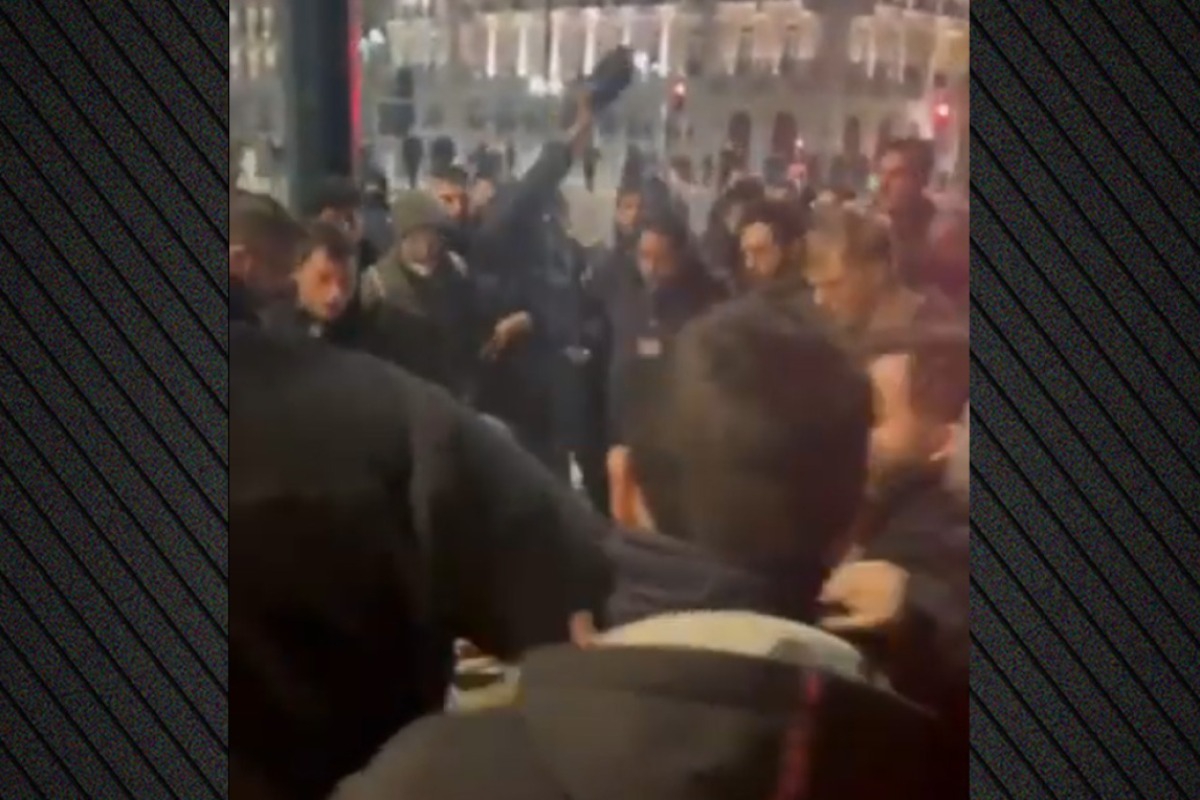 Αγρια επίθεση 15 ατόμων σε διαδηλωτή στην πλατεία Συντάγματος - Τον πέρασαν για αστυνομικό, δείτε βίντεο