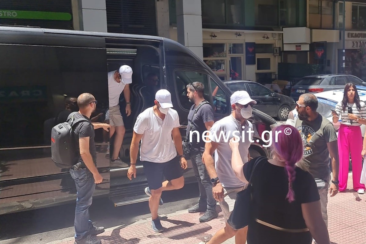 Ύδρα: Στην εισαγγελία Πειραιά έφτασαν οι 13 συλληφθέντες για τη φωτιά