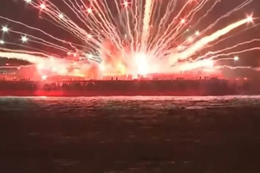 Χάος σε σόου πυροτεχνημάτων στην Ιαπωνία: Φορτηγίδες άρπαξαν φωτιά, εργάτες βούτηξαν στη θάλασσα - Οι διοργανωτές του φεστιβάλ είχαν προγραμματίσει να εκτοξεύσουν περίπου 20.000 πυροτεχνήματα σε διάστημα 25 λεπτών