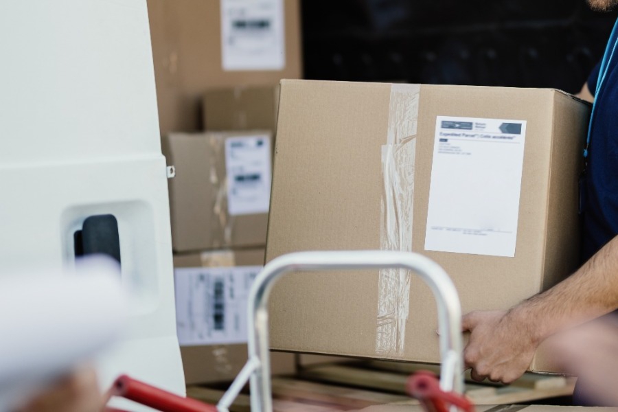 Δέματα μπλοκαρισμένα σε δρόμους και τελωνεία: Γιορτές και μπλόκα τινάζουν τις παραδόσεις στον αέρα