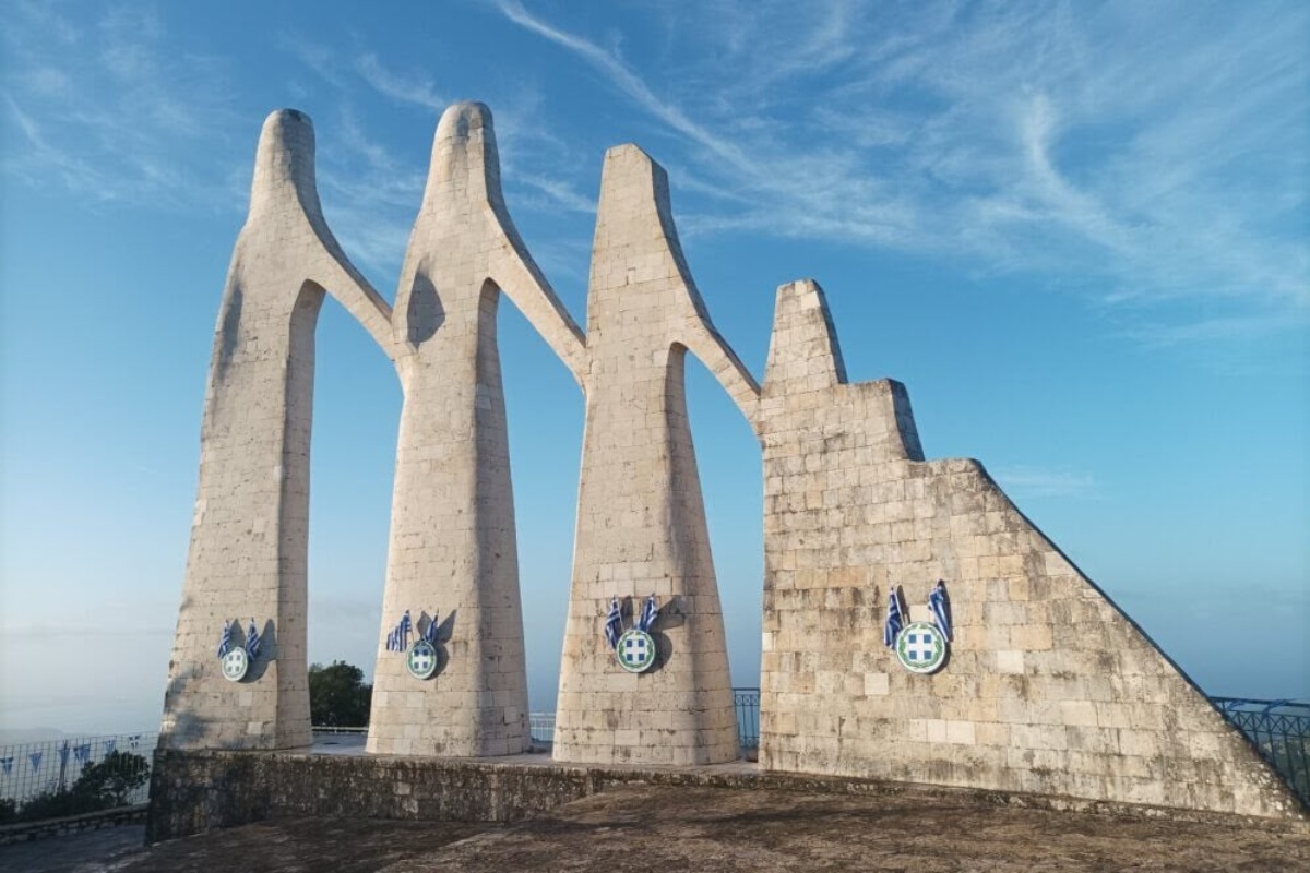 Βανδάλισαν το μνημείο «Ο Χορός του Ζαλόγγου»: Κάρφωσαν σημαίες και εθνόσημα στο έργο του Ζογγολόπουλου - Το περιστατικό κατήγγειλε το Ίδρυμα Γεωργίου Ζογγολόπουλου, κάνοντας λόγο για «βανδαλισμό από υπερπατριώτες»