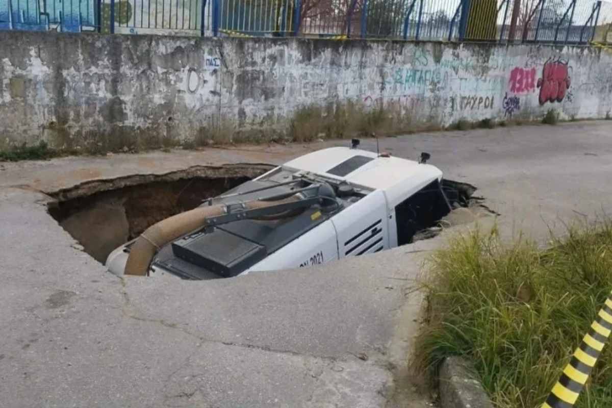 Ιωάννινα: «Κατάπιε» η γη όχημα καθαριότητας του Δήμου λόγω καθίζησης