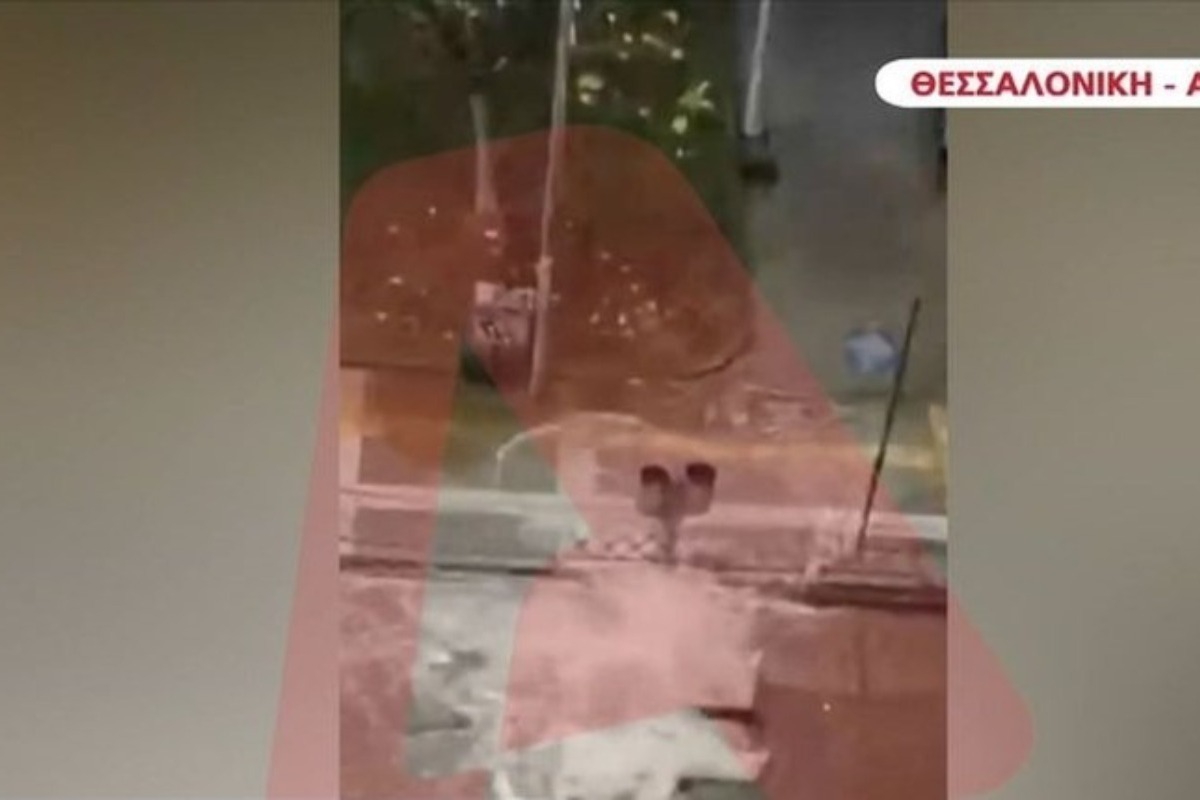 Θεσσαλονίκη: Βίντεο ντοκουμέντο από τη στιγμή που διαλύεται ο αγωγός της ΕΥΑΘ - 4 εργάτες τραυματίες - Σύμφωνα με την ΕΡΤ, έσπασε κατασκευή της ΕΥΑΘ και πετάχτηκαν θραύσματα