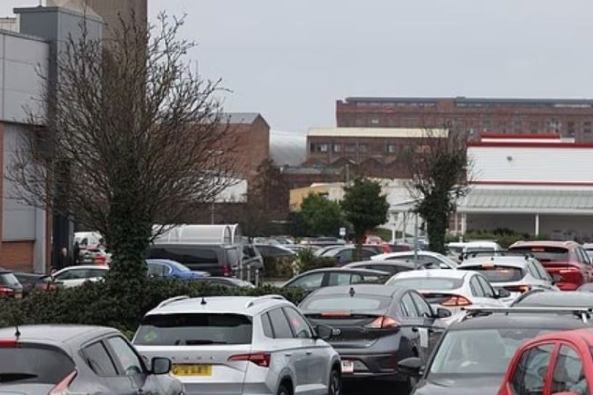 Λονδίνο: Ουρές στα βενζινάδικα έν μέσω φόβων για εκτόξευση των τιμών - Αυξάνονται οι ουρές στα βενζινάδικα του Λονδίνου εν μέσω φόβων για αύξηση των τιμών που συνδέεται με τον πόλεμο στη Μέση Ανατολή