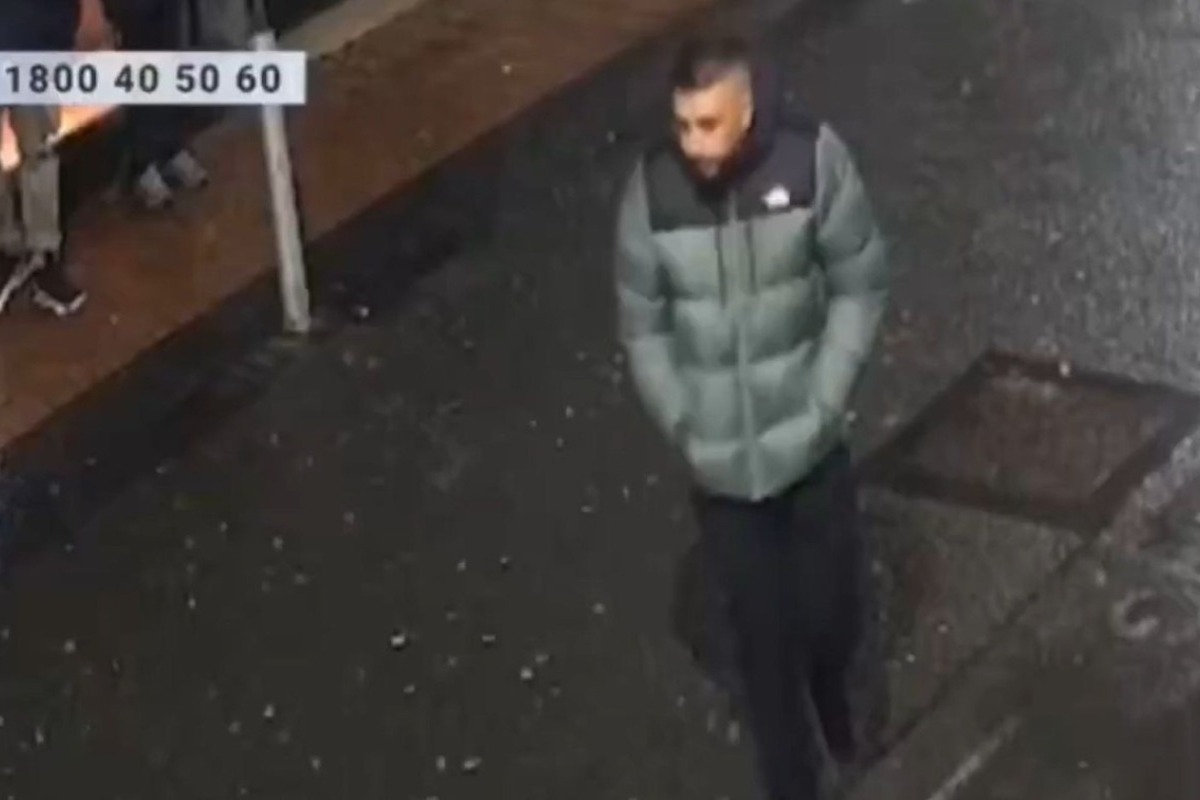 Ιρλανδία: Στη δημοσιότητα βίντεο από επίθεση αγνώστου σε γυναίκα - Τη χτύπησε και εξαφανίστηκε - Ο δράστης απομακρύνθηκε από το σημείο, αφήνοντας τη γυναίκα αναίσθητη στον δρόμο