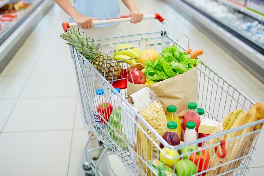 Πληρώνουμε το ίδιο, παίρνουμε λιγότερο: Η λίστα με τα προϊόντα‑θύματα του shrinkflation στα σούπερ μάρκετ