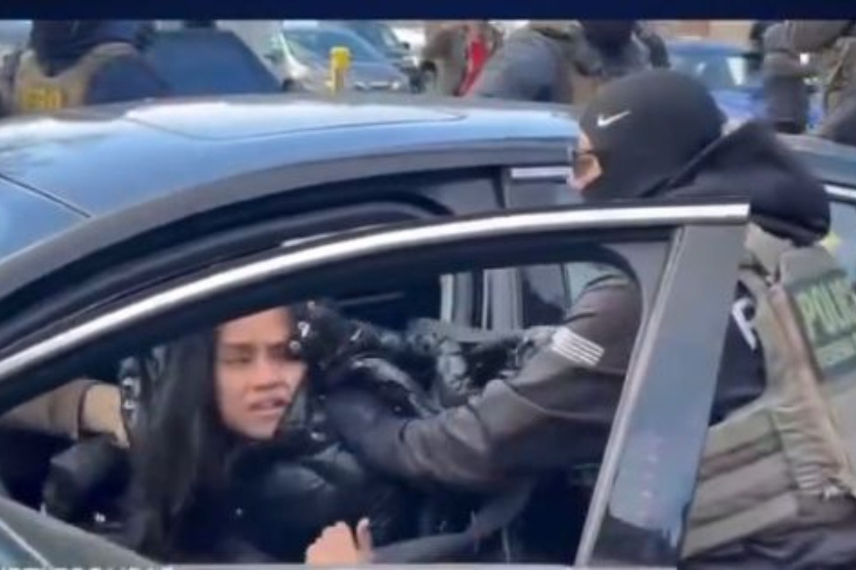 Μινεσότα: Η στιγμή που πράκτορες της ICE βγάζουν με τη βία γυναίκα από αυτοκίνητο ‑ Βίντεο