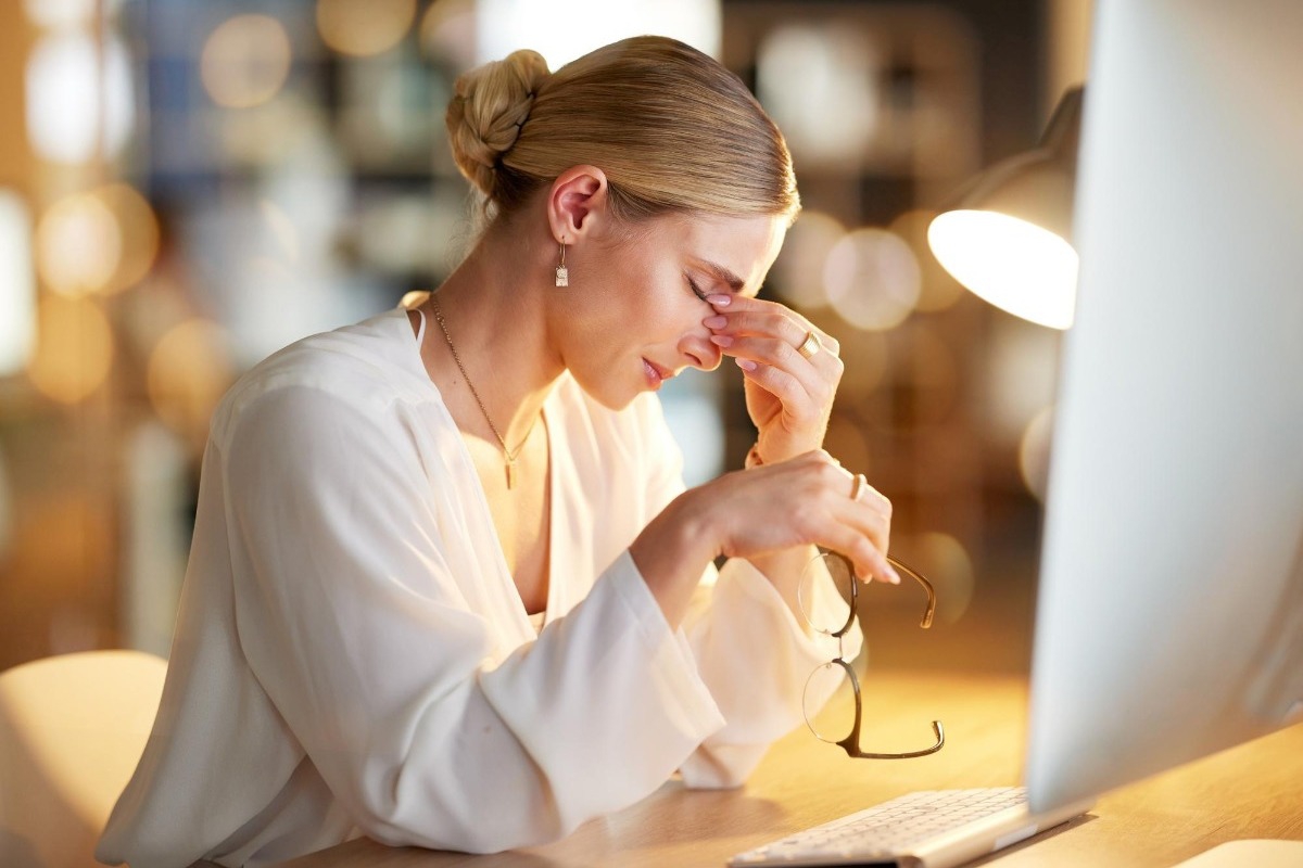 Τα κρυφά σημάδια ότι πας για burnout (και δεν το βλέπεις)