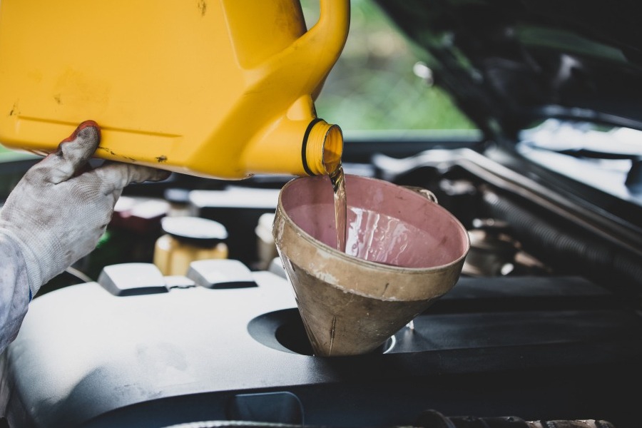 «Κόβεις από παντού για να βάλεις βενζίνη»: «Αλμα» 20% στο ντίζελ και 8% στην αμόλυβδη, ανήσυχοι οι καταναλωτές