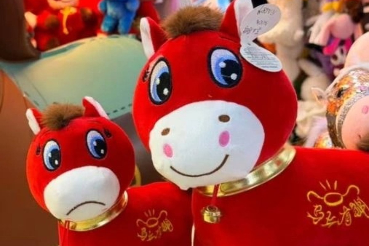 Το ελαττωματικό λούτρινο αλογάκι που έγινε viral στην Κίνα ‑ Όταν το burnout απέκτησε πρόσωπο