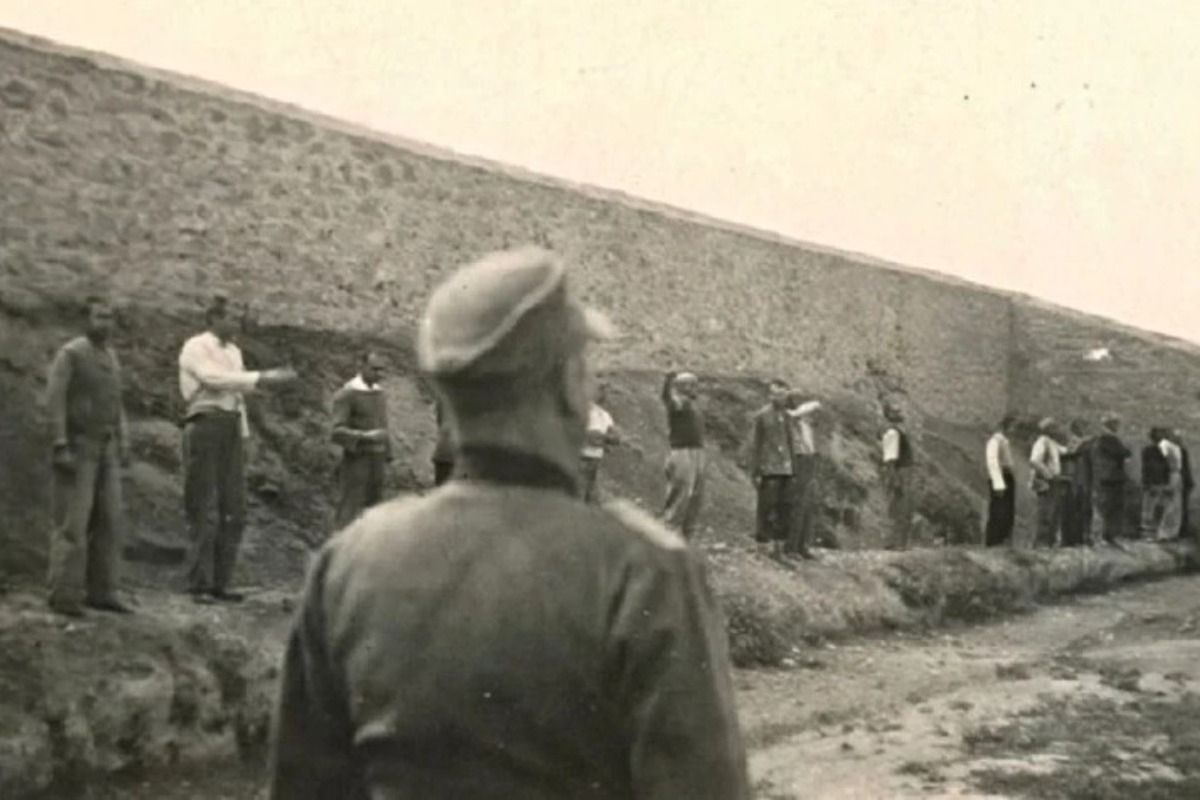 Καισαριανή: Η συγκινητική ιστορία του Κώστα Ρουσόπουλου που πήρε τη θέση άλλου στο απόσπασμα - Ο Κώστας Ρουσόπουλος φώναξε «παρών» όταν άκουσε το όνομα συγκρατούμενού του που είχε οικογένεια - «Ζήσε εσύ Γιώργη, έχεις οικογένεια και παιδιά, εγώ μ