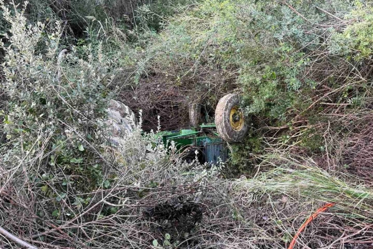 Μεσολόγγι: Νεκρός 70χρονος οδηγός τρακτέρ - Το όχημά του ανετράπη σε ρέμα - Το αγροτικό μηχάνημα ανετράπη σε δύσβατο σημείο και τα διασωστικά συνεργεία επιχείρησαν για την ανάσυρση του οδηγού, ο οποίος εντοπίστηκε δίχως τις αι