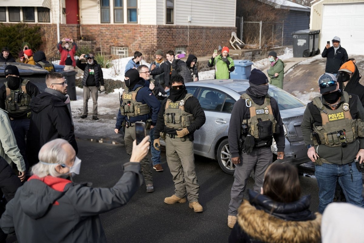 Μινεσότα: Βίντεο με πράκτορες της ICE να βγάζουν άνδρα από σπίτι μόνο με τα εσώρουχα και μια κουβέρτα - Ο κόσμος που έχει συγκεντρωθεί τους φωνάζει να φύγουν