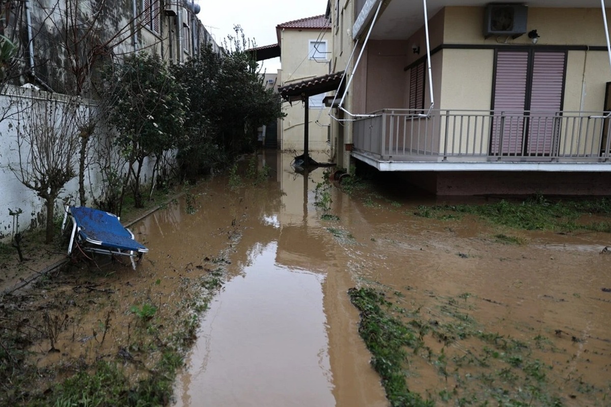 Σοβαρές πλημμύρες σε Λάρισα και Σπάτα – Δρόμος και θάλασσα έγιναν ένα στον Αγιόκαμπο – Νέα «κόκκινη προειδοποίηση» - Σοβαρά προβλήματα και εκτεταμένες ζημιές προκάλεσε η κακοκαιρία σε πολλές περιοχές της χώρας - Ανατολικά κατεθύνεται το μέτωπο