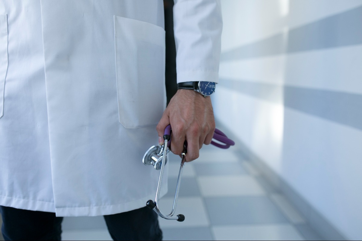 ΕΙΝΑΠ: Προκηρύχθηκαν 1.131 θέσεις γιατρών, ενώ τα κενά στα νοσοκομεία είναι πάνω από 6.000