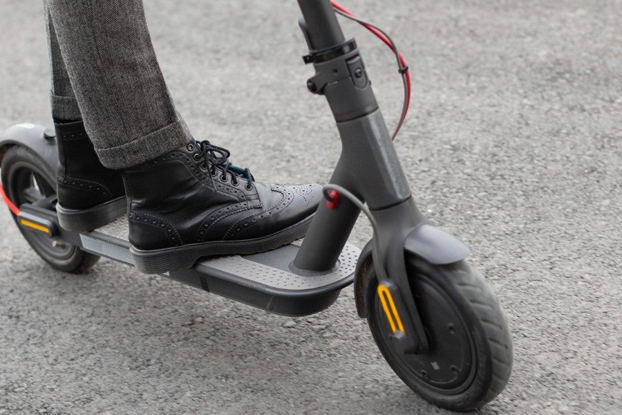 Από ποια ηλικία επιτρέπεται το ηλεκτρικό πατίνι; Τι προβλέπει ο ΚΟΚ για τους οδηγούς