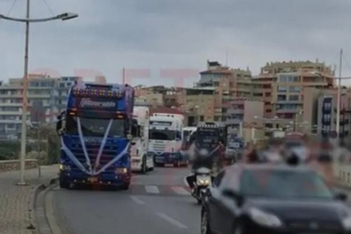 Γάμος με… νταλίκες στο Ηράκλειο – Ασυνήθιστο θέαμα στην παραλιακή
